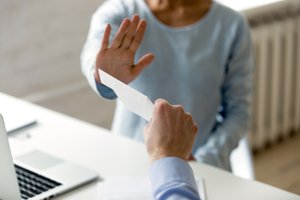 Person lehnt ein vorgelegtes Dokument ab