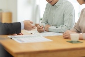 Immobilienteilverkauf Marktupdate 2026 - Seniorenpaar im Gespräch mit Berater am Tisch mit Unterlagen