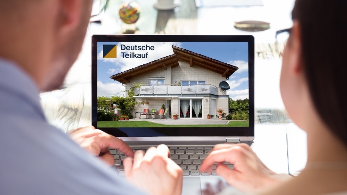 Immobilienteilverkauf Marktupdate 2026 - Paar informiert sich online über Teilverkauf eines Hauses