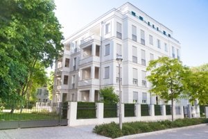 Helles Mehrfamilienhaus mit Balkonen und gemeinsamer Außenanlage