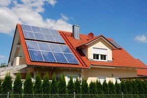 Photovoltaikmodule auf dem Dach eines Wohnhauses