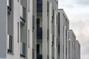 Mietminderung wegen Mängeln - Moderne Mehrfamilienhausfassade mit Balkonen im Detail