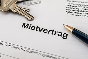 Mietrechtsreform 2026 - Mietvertrag mit Schlüssel und Stift in Nahaufnahme