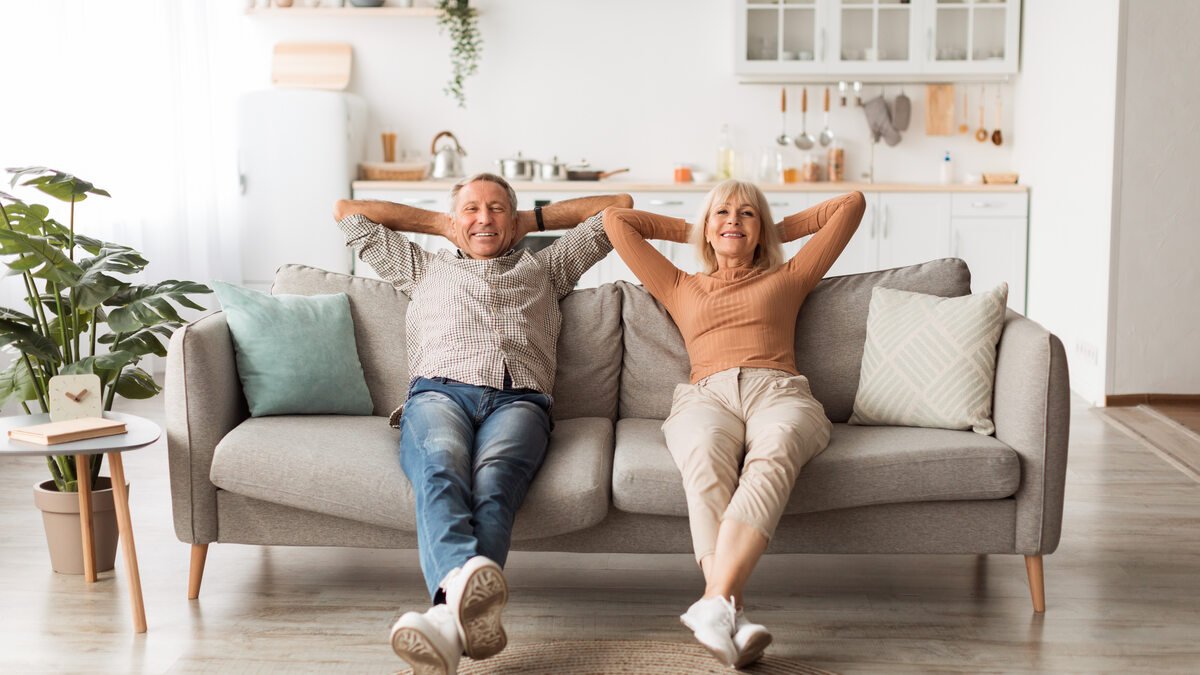 Ãlteres Paar entspannt zuhause auf dem Sofa