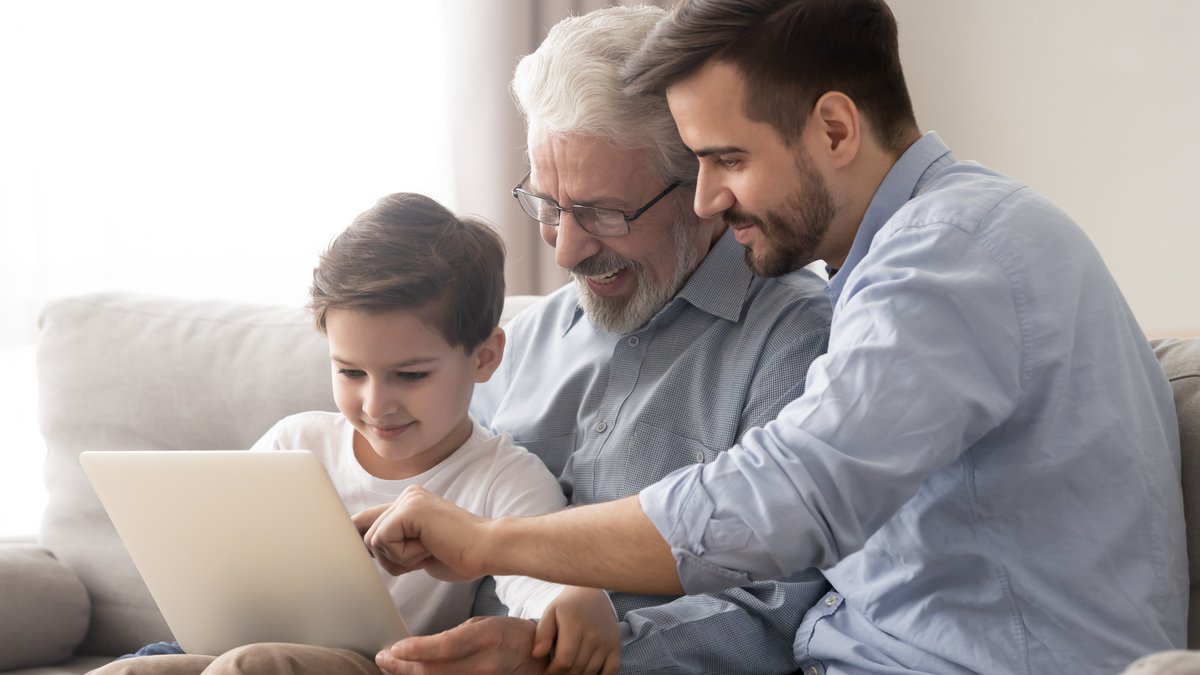 Nießbrauch und Mieteigentum - Vater, Großvater und Sohn schauen gemeinsam auf Laptop