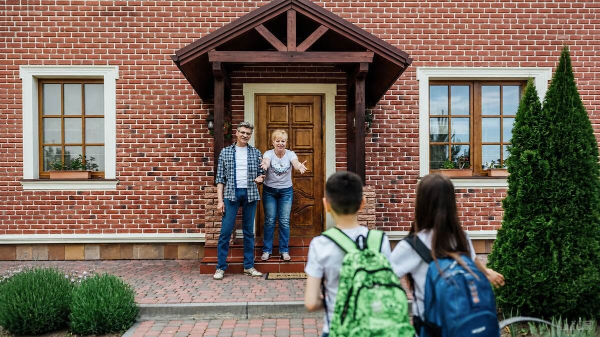 Ãltere HauseigentÃ¼mer begrÃ¼Ãen Kinder vor ihrem Haus