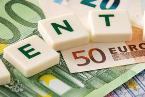 steigende_pflegekosten - Wort Rente auf Euro-Banknoten