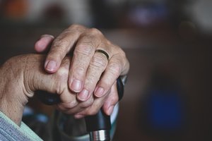 steigende_pflegekosten - Wohnhaus, ältere Menschen