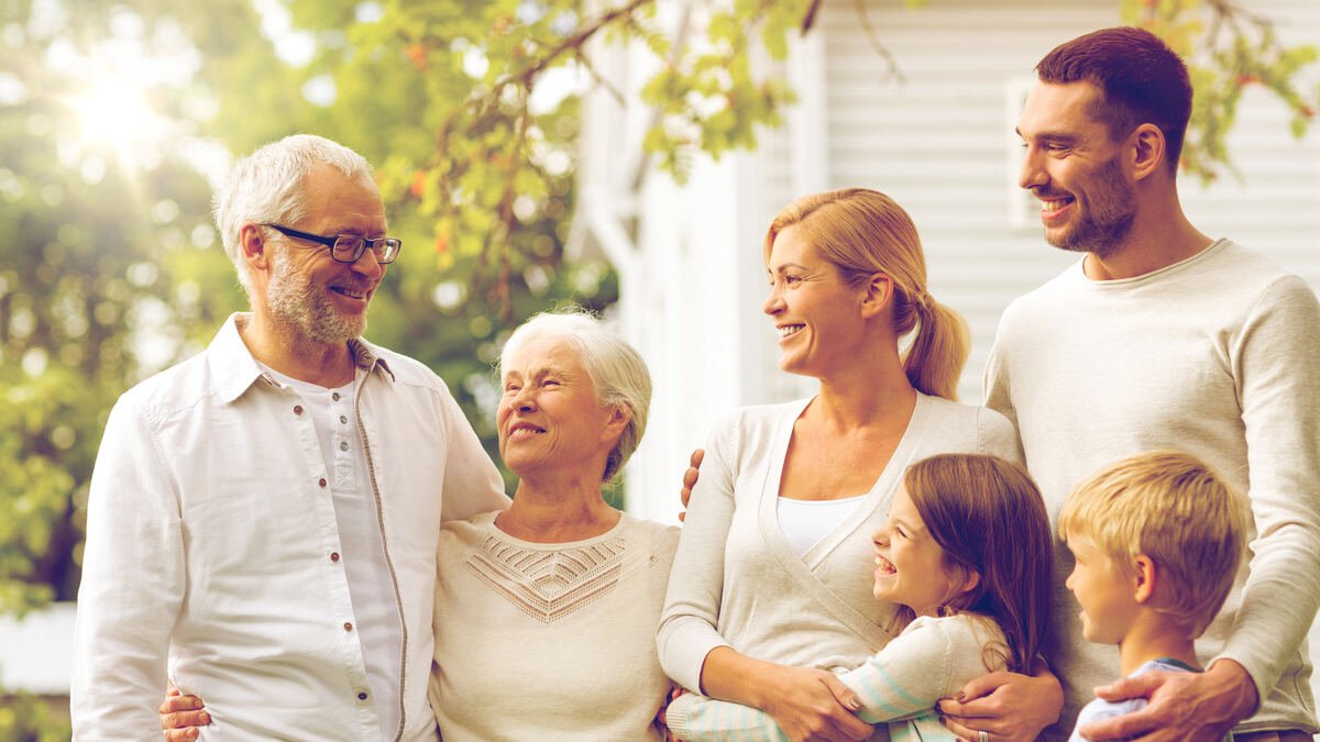 Wohnungsrecht - glückliche Familie mit mehreren Generationen